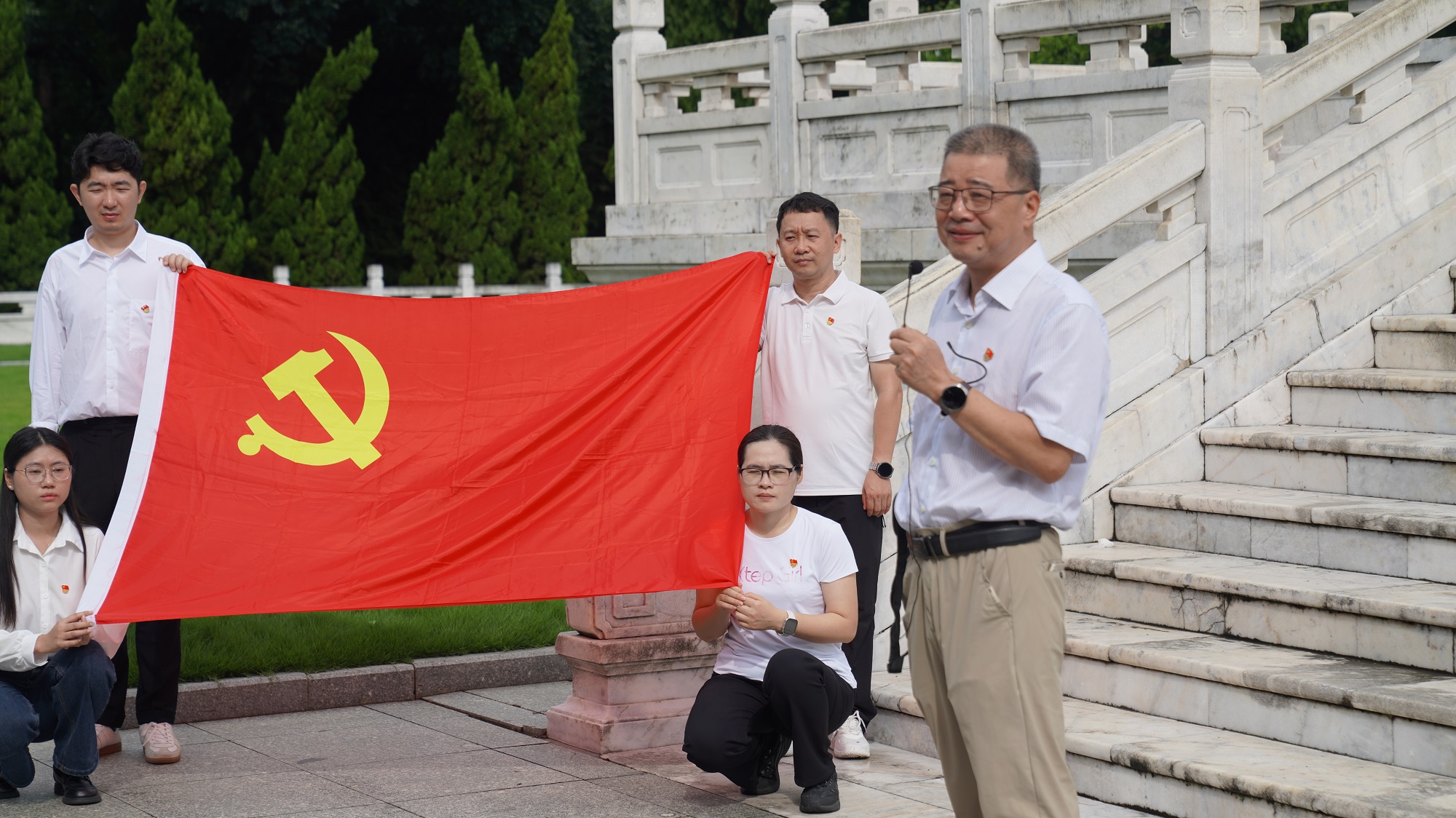 缅怀革命先烈 传承红色精神